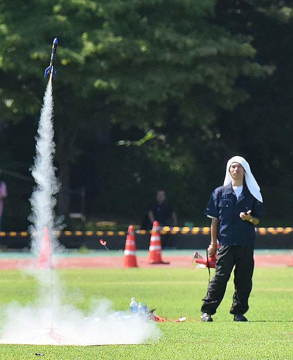 ロケット打ち上げ直後、ロケットが空に飛ぶ瞬間