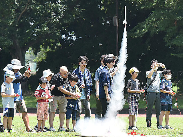 モデルロケットを製作し打ち上げている様子のイメージ