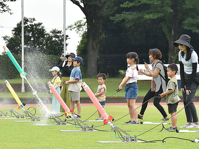 水ロケットを製作し打ち上げている様子のイメージ